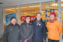 EU-ehdokas, pääministerin erityisavustaja  Antti Häkkänen vieraili Pyhtäällä. Pyhtään kokoomuslaisia paikalla Erkki Huhtinen, Mervi Liimatainen ja Susanna Lindemark.